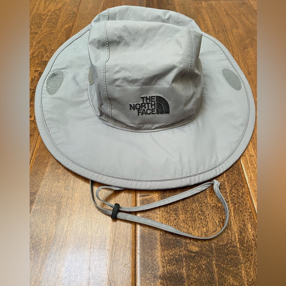 The North Face Light Gray Wide Brim Adventure Hat; unisex -one size